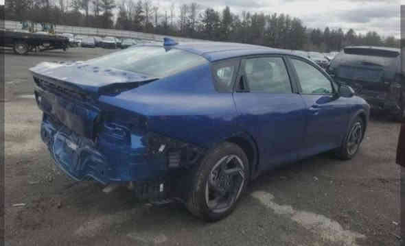 السلام عليكم سياره كيا فور للبيع موديل25حادثه بالخلف بسيط سياره فول عده الفتحه بدون ايرباك السياره ماشيه 3000 وشويه السياره جديده العنوان بغداد السعر 187بيها مجال بسيط السياره رقم بغداد بسمي التحويل ثاني يوم  رقم الجوال ***********
