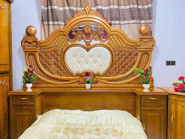 توجد غرفة نوم توج حطاطة متكونة من 5قطع نضافة فول السعر مليون و350 وبيها مجال العنوان الرمانة الاتصال ***********
