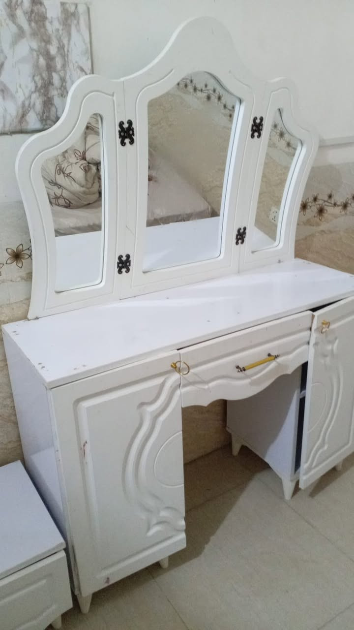 غرفه نوم كاتري 🛌 
ثلاجه 
كزامه احذيه
***********
واتس
