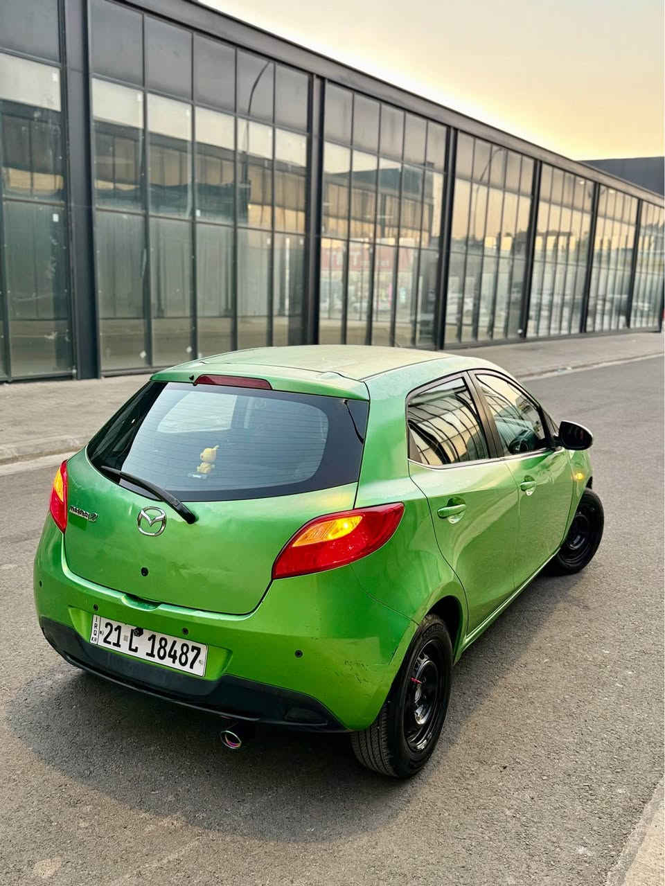 فرۆشتنی ئۆتۆمبێل: Mazda 2  
 مواسەفات: فول مواسەفات ( ناو فۆرمیکا ).
 باری گشتی: بێ بۆیاخ، تەنها پەڵەیە ساردی هەیە.
 مەکینە و گێڕ: بە شەرت، یەک دینار مەسرفی تێدا نییە و زۆر خاوێنە.
 کێلومەتر: ١٧٦ هەزار ڕۆشتووە.
 تایە: چوار تایەی لۆکی لە ژێرە.
 سەنەوی: تازەیە تا ساڵی ٢٠٣١.
 زانیاری تر: ئۆتۆمبێلەکە بە ناوی خۆمەوەیە.
نرخ: ٧٨ وەرەقە (کەمێک مەجالی تیایە ).
بۆ زانیاری زیاتر و بینینی ئۆتۆمبێلەکە پەیوەندی بکەن بەم ژمارەیەوە:
📞 *********** السليمانية, العراق
