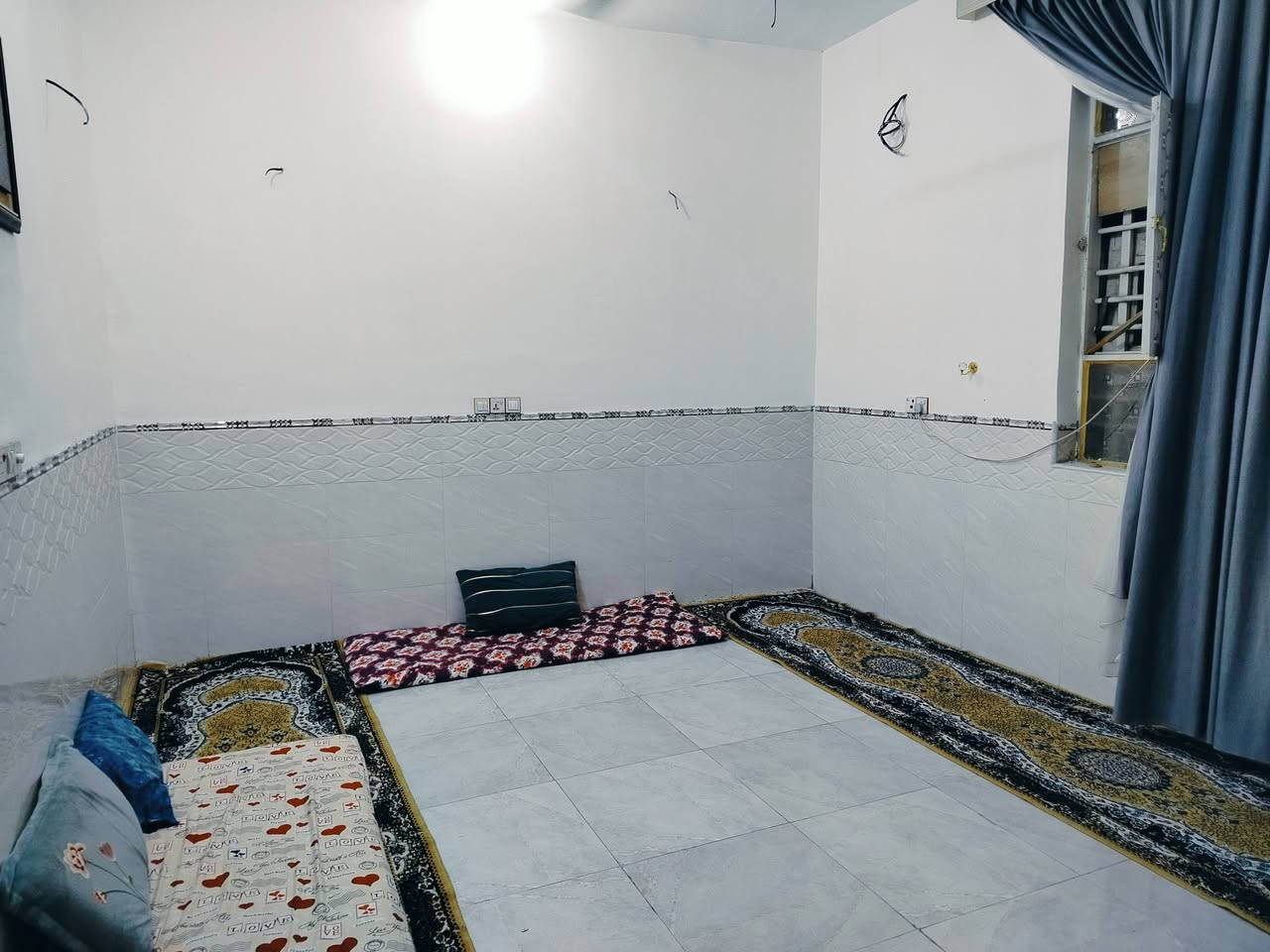 السلام عليكم بيت 100م 10×10يتكون من استقبال وصالتين ومطبخ و 3غرف و3حمامات بناء حديث البيت صارله 6اشهر من انسكن موقعه كربلاء فريحه منطقه اللايح يبعد عن طريق كربلاء 200متر وعن الامام 5دقايق للاستفسار الإتصال ***********
