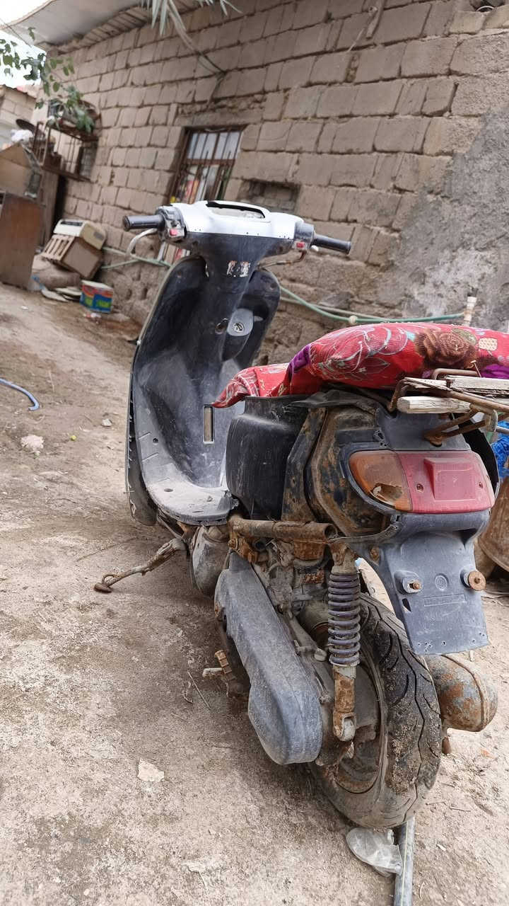 سلام عليكم دراجه5زروف للبيع ابيع كوم حديد يرادلهه تعديلات بسيطه شغاله المكينه وكفرات يراد العنوان.. التنومه رقم الهاتف ***********

