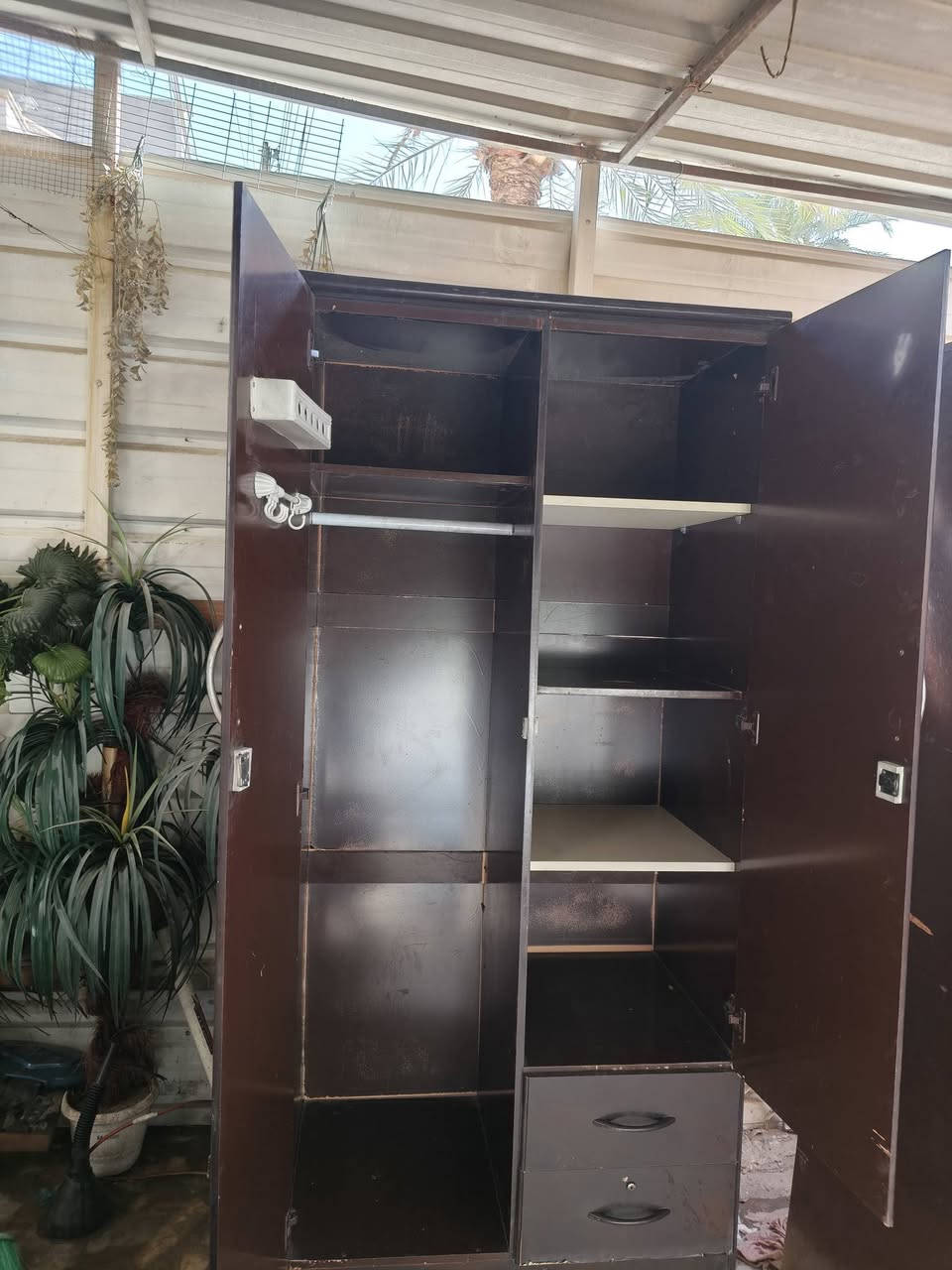 السلام عليكم للبيع سبلت توسوت انفيرتر طن ونص غاز مقفول غراضة كاملة البواري الريموت والبليتة  السعر 450  وكناتير بابين متشابهين ام دي اف تركي الثقيل عدد 2 السعر  75 ثنينهم وباب خشب صيني السعر 35 وباب المنيوم السعر 30 الشراي واتساب ***********
