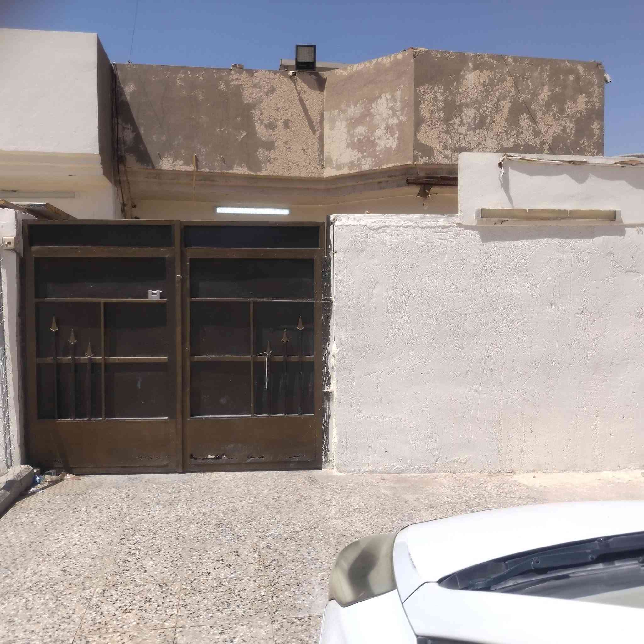 سلام عليكم بيت للبيع مساحته 14نزل العرض6متر شارع 20 الرئاسه العبيدي قرب افران الساعة بيت واقع حال مكاتبه فقط رقم ***********
