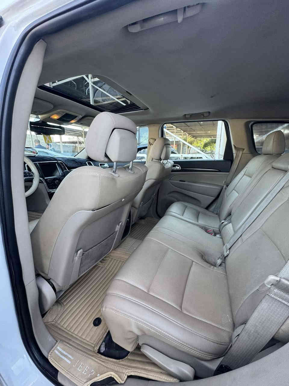 سلام عليكم 
جيب لاريدو 2014 خليجي 
لون ابيض ( رقم سليمانية)

*مواصفات فول
فور ويل 
شاشة جبيرة 
حجم المحرك 3600.  V6
كشنات جلد 
شفتات ستيرن 
جامات اوتو 
المقاعد الامامية كهرباء 
ويل قياس 18 
لد متحرك
تشغل عن بعد 
مثبت سرعة 
كاميرا خلفية 
مريا جانبية قابلة للطي 
نضام ECO
كشنات تدفئة تبريد 
موس متحرك اربعة انظمة قيادة 
اكو هواي موصفات معروفة موصفات لمتد

سيارة كلين ما بيهة اي ضربة او اي حادث 
بيهة ضربات خفيفة جداً مثل ما موضح بل في الصور
سعر : 243 وبيها مجال بسيط 
مكانها ديالى جلولاء 
الرقم ***********
