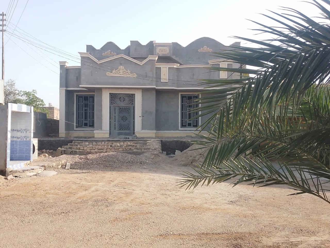 بسم الله 
📍بيت للبيع في منطقة زنگورة ناحية اليرموك 
المساحة : 2000 متر 
البيت لزمة لكن مكفول من العشائر والدولة 
يتكون البيت من : 
.4 غرف 
. مطبخ 
. ديوانية 
. صالة 
.صحيات داخل وخارج 
.حدائق 
*ملاحظة البيت الي بصفة يعتبر قطعة ولكن جاهز للسكن * 
( السعر ١٣٥ وقابل للتفاوض ويرهم مقدمة والباقي اقساط )
للأستفسار 📞.       ***********
