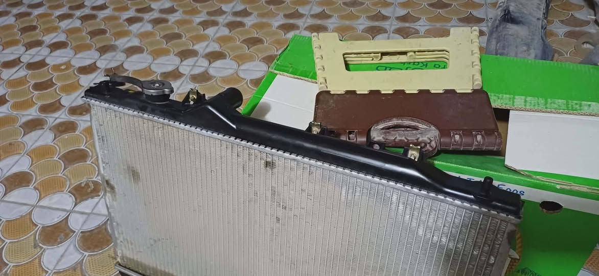 السلام عليكم راديتر دمعه مسطره حاويه نضيفه جدا هي ومراوحها قفل ب100 وبونيد حاويه هذا اللون وجاملغات دمعه كلهن حاويه اليحتاج يتصل *********** أو *********** الخط الثاني بي واتساب
