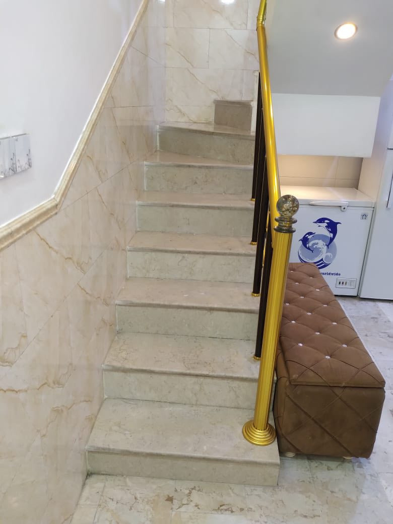 البيع بيت مساحه50 متر
حي الاعلام الشباب 
مربع شكر السلطان احله مربع
بناء جديد درجه اولى 
طابق اول صاله ومطبخ وخدمات
طابق الثاني غرفتين نوم وخدمات
اتصال ع ارقام 
***********
***********
