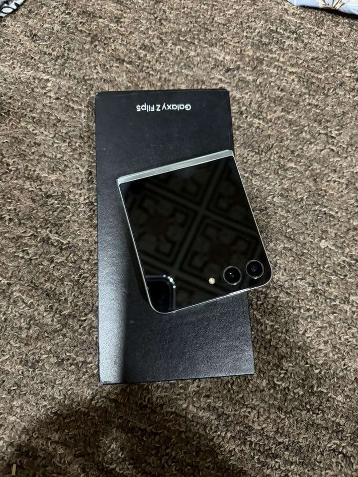 السلام عليكم سامسونج Zflip5 ما مفتوح نهائياً للبيع كارتونته وكيبل ويا مالته جهاز يخبل ذاكرة 512 جهاز يخبل بي بس هاي بالنص النقطة السوده بالحافه أنطيك بي ضمان اسبوع 
مكاني بغداد الكرخ السعر ٣٢٥ وبي مجال يطبك الجهاز شاشه اماميه وخلفيه ***********
