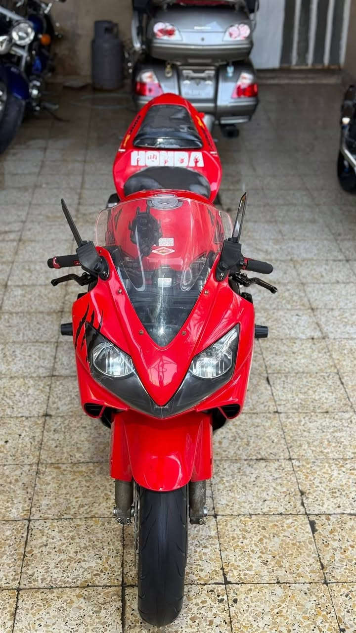 معرض  لدراجات الناريه اليابانيه 🇯🇵
هونده F4i 600 موديل 2004 دراجه بسعر مناسب 

ماشيه 53 الف كفاله كير محرك نظافه كفرات كدامكم 

كلشي موضح بلفيديو وكلشي بسعرها دراجه بدون رقم بدون كمرك

السعر 25 ورقه بي مجال بسيط 

لاستفسار وتواصل واتساب  ***********
