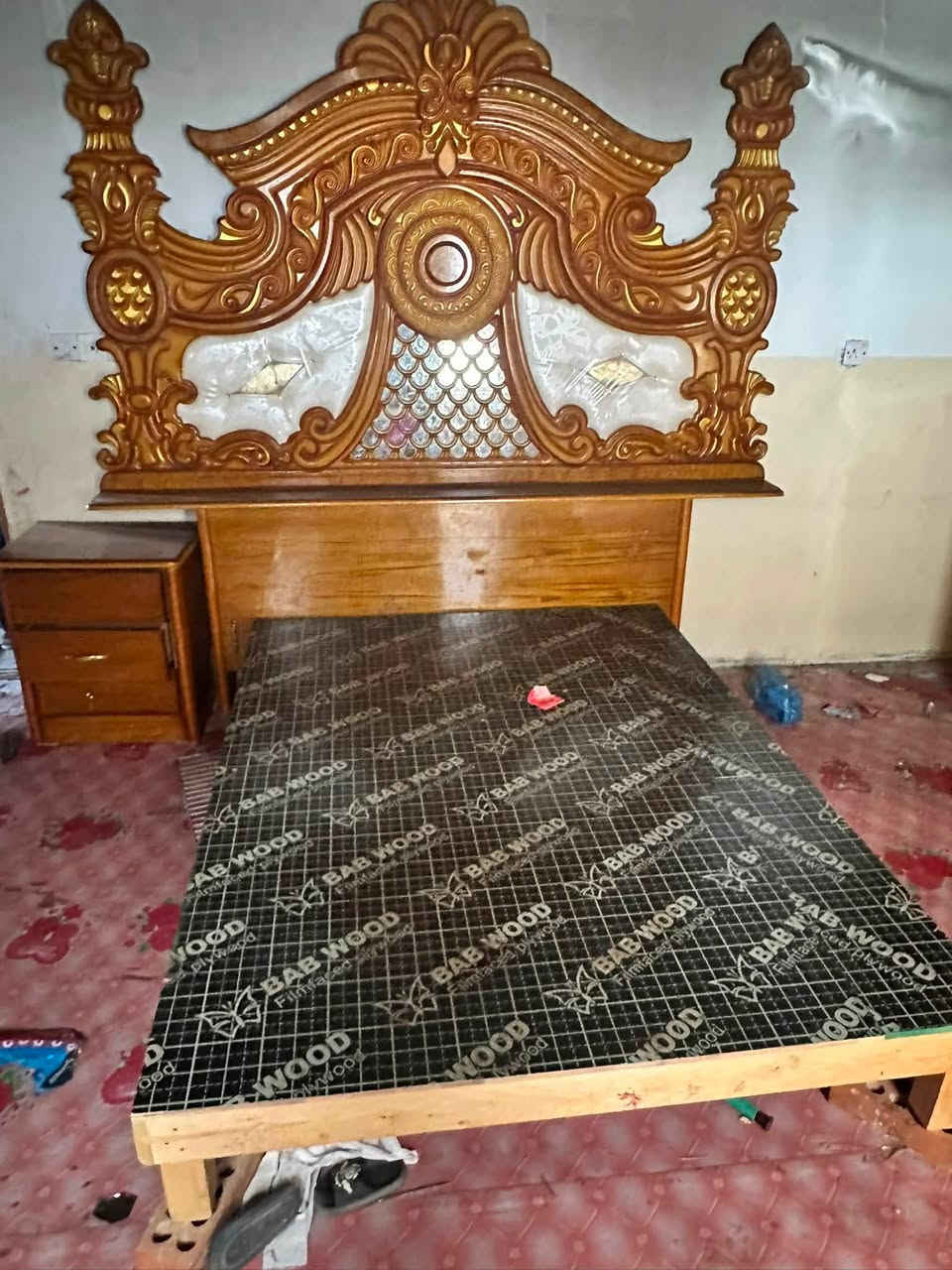 سلام عليكم غرفه للبيع نضيفه وجديده بس عليهه سماد ارادلهه مسح رايدهه اب650رقم اتلفون ***********
