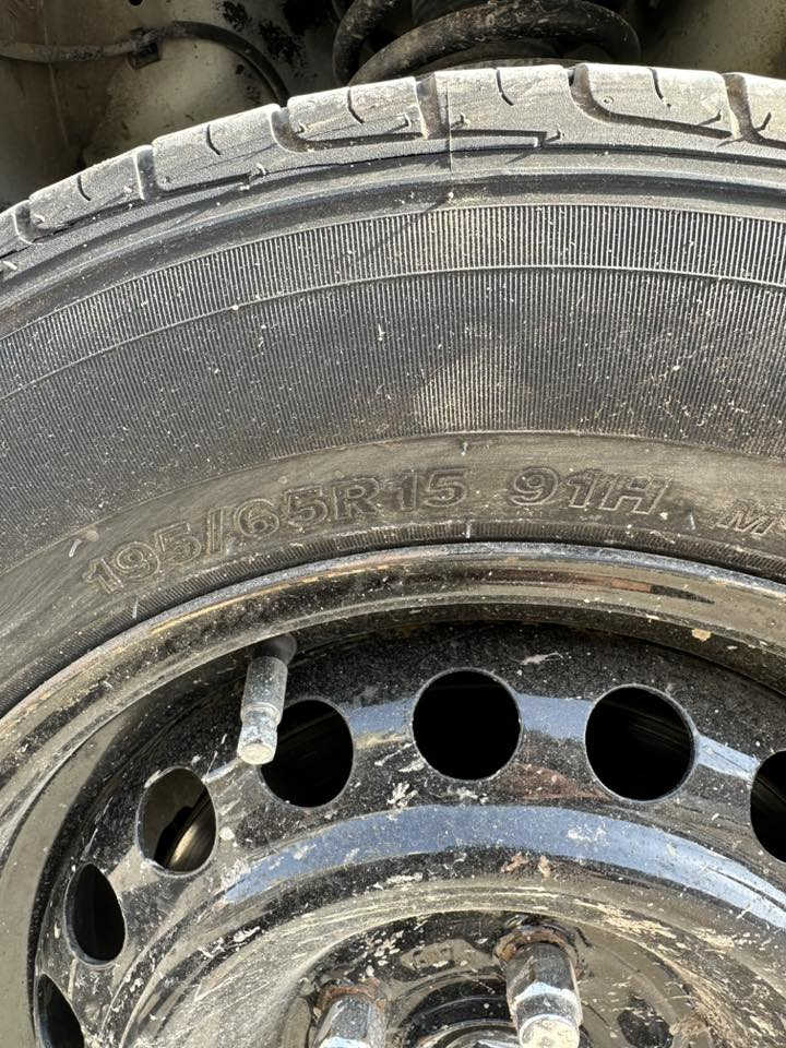 تخم تاير جديد صاله اقل شهر من شاده حجم 15 شراي يراسلني واتساب وبخدمتك. او مراوس بخط ابيضّ مكان البصره 

***********
