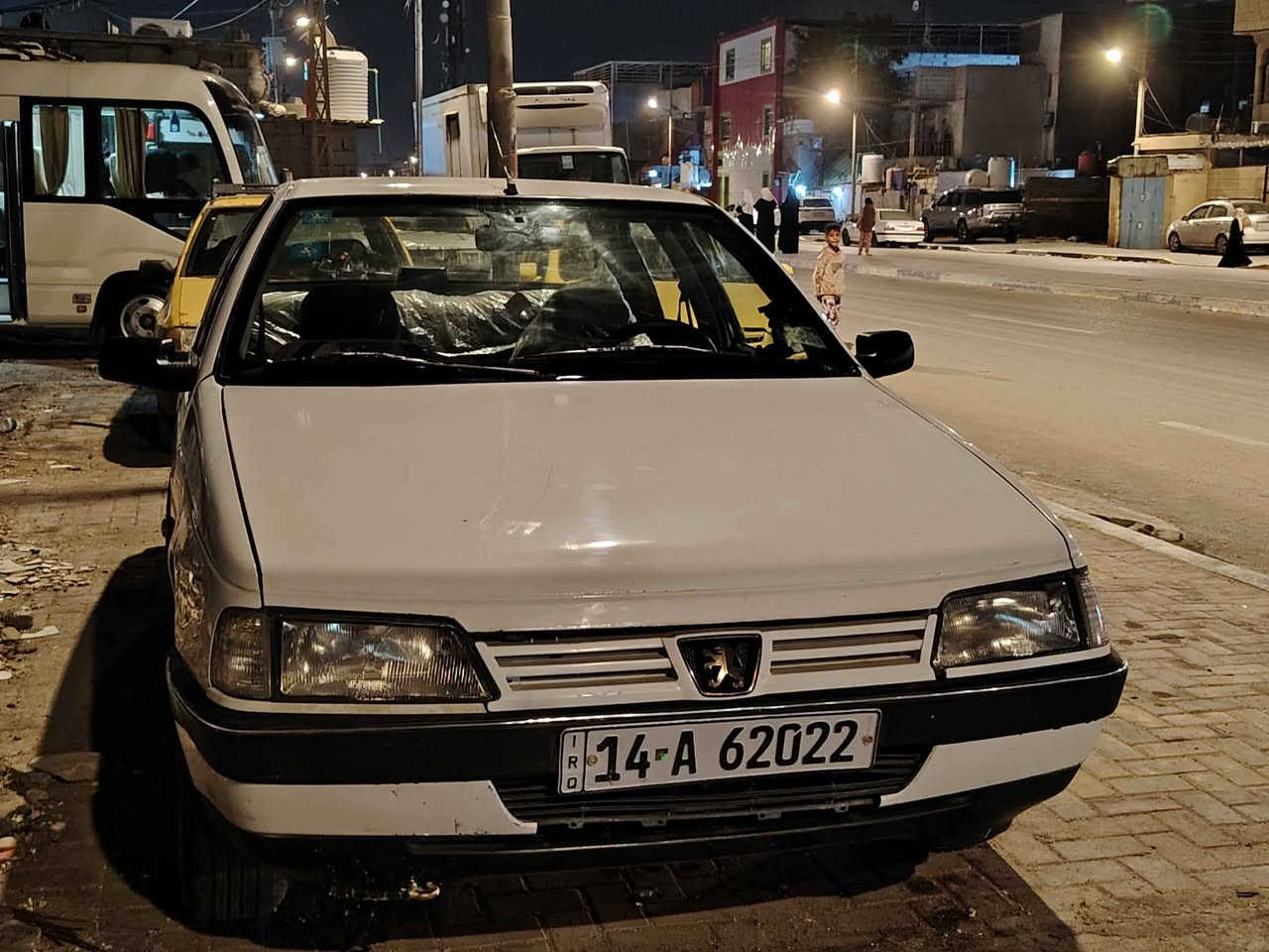 بيجو 405 موديل 2012 سياره جاهزه كير و مكينه خير من الله كهربائيات كلها شغاله تخم تاير جديد حداديه خلفي و امامي جديد دبلات امامي جدد سياره خير من الله دواخل نظيفه راعيها موجود يمي رقمها بصرة تبريد تدفئة كله شغال سياره تأخذها ربع ما تذب عليها بس بطانت باب السايق ينراد تتبدل فقط ( 🗒️ملاحظه بسيطه بيها طخه بالباب مال السايق السعر 37 و بيها مجال بسيط *********** 
اسف على الاطاله 🤍 البصرة, العراق
