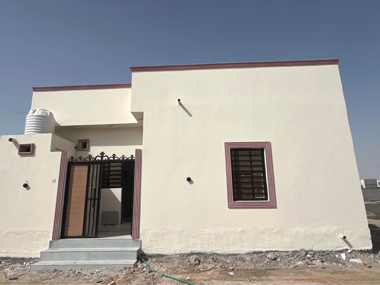 بيت للبيع الجزيرة زين العابدين غرفتين وصاله ومطبخ وديوانيه وصحيات داخليه وخارجيه خريطه درجه اولى البيت  المساحه 100متر 
السعر ٥٨ 
*********** شط العرب, البصرة
