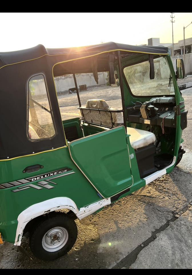 سلام عليكم تكتك مديل 22 رقم وسنويه  رقم انكليزي مكينه كفاله عامه البدي شوف العين السعر 7 و300 وبيها مجال قليل الهاتف ***********بي بس واتساب الشريحه واكفه
