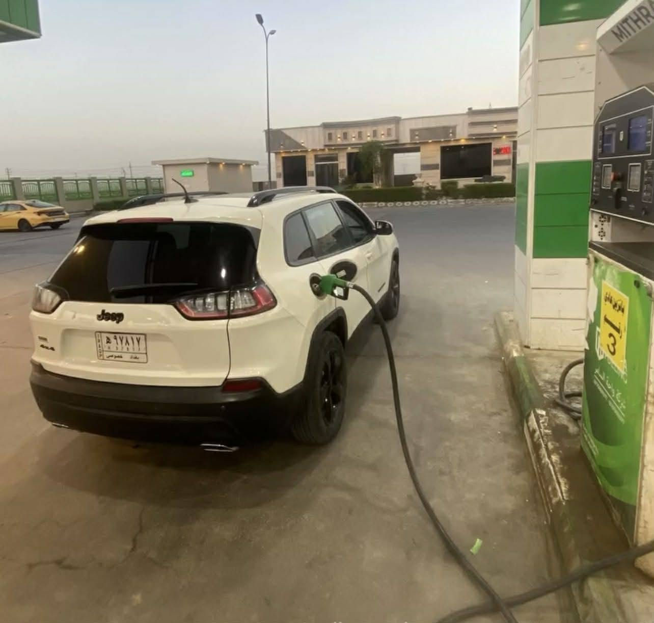 السلام عليكم
جيب شيروكي (بزون) 2019 Latitude Plus

🔹 الموديل: 2019
🔹 الفئة: Latitude Plus
🔹 المحرك: 3.2 V6
🔹 فور ويل 4×4 
🔹 الگير  :أوتوماتيك 9 سرعات
🔹 اللون: أبيض
🔹 وارد أمريكي

المواصفات:
✅ شاشة Uconnect مع Apple CarPlay وAndroid Auto
✅ كاميرا خلفية
✅ تشغيل بصمة ك
✅ دخول ذكي
✅ مثبت سرعة
✅ تحكم ستيرن 
✅ لايتات زينون
✅ نظام اختيار وضعيات القيادة (Auto / Snow / Sport / Sand & Mud)
✅ توقف ذاتي 
✅حساس جانبي 

رقم بغداد الجديد انشد عليها اليوم مكاني بغداد بسماية السعر 145 وبيها مجال للاستفسار ***********
