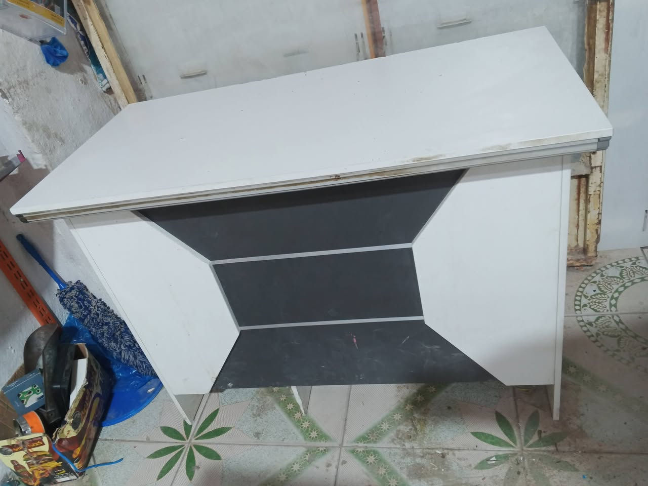 ميز حلويات تفصال طول2متر3طوبق
وميز مكتب كاشير بعد جديد 
مكاني فضليه.***********
***********
