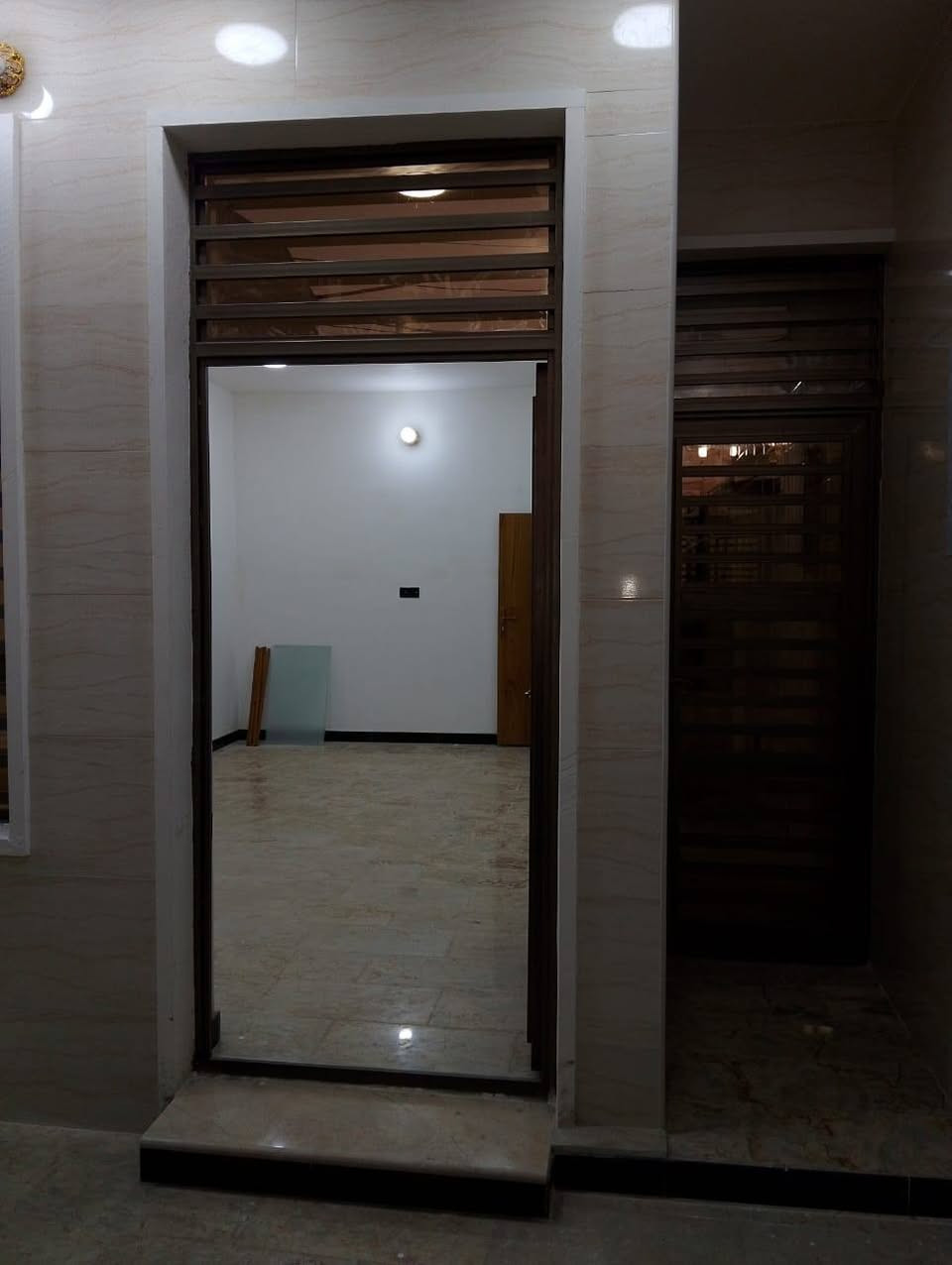 السلام عليكم...  بيت للبيع منطقه الشعب شارع عدن قرب العياده الشعبيه بناء حديث درجه اولى تسليم مفتاح مساحه 100م. واجهه 5م نزال 20م طرمه حمام خارجي مدخلين استقبال مطبخ خدمات منور 3 غرف نوم  استفسار مكتب الشعب للعقار بادره ابو عسل *********** وتساب *********** اتصال
