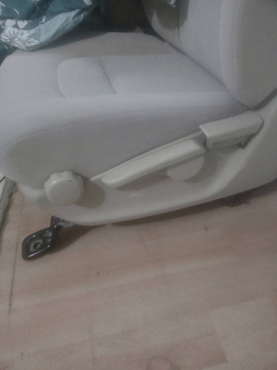 كشنات جكساره نظيف 90% نظافتهن وياهن عقل خلفي هو اكو نيكل مال باب اماميات اثنين ودكمه يمنه مال باب كامله اكو اغراض بسيطات يعني طلعن ومال حاويه ترى سماعات اماميات اثنين عدد وخلفيه واحده مال باب قائمه ***********
