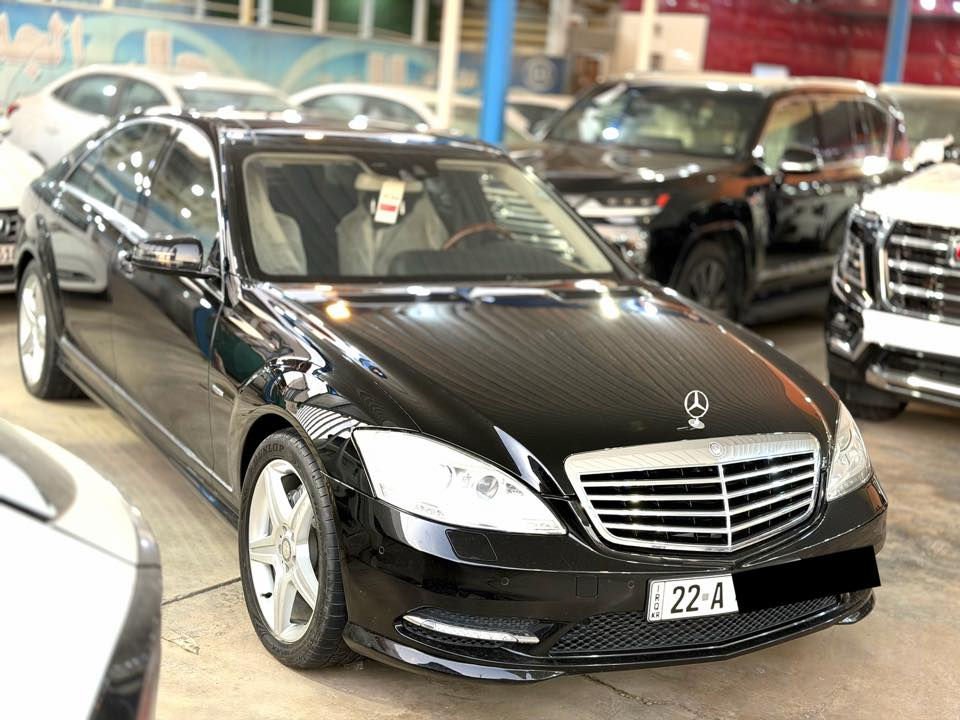 من انظف السيارات بهذا الموديل قمة الفخامة 
مرسيدس اس كلاس S500 
موديل 2010 وارد الماني 
فول مواصفات للاخير اعلى شيء كفالة عامة من كلشي 
حتى من الشخط مكفولة . 
محرك بنزين  8 سلندر 
ضمان بدون صبغ بدون تبديل بدون تكحيل بدون تعديل
ماشية 55الف كيلومتر حقيقي  
المواصفات:-
( ابواب كبيره لارج ،  سقف بانوراما ، كامرة حرارية لعرض لطريق امام السائق ،خمس بردات  ،سقف كنتارا . داخل فورميكا  داخل جلد   . شاشات مع طاولة طعام . كامره .كشنات امامي والخلفي متحرك ابواب شفط . رادار .  اوتو هولد  .صندوق شفط وسحب . حساسات امامي والخلفي  ، كشنات واستيرن كهربائي ، كير شفت استيرن .).  
السيارة مابيها اي خلل كهربائي وكير ومحرك كله بشرط 
كير ومحرك مامفتوح بشرط  
رقم اربيل الجديد . 

العنوان : الديوانية المركز . 

رقم صاحب السيارة 
***********
***********
