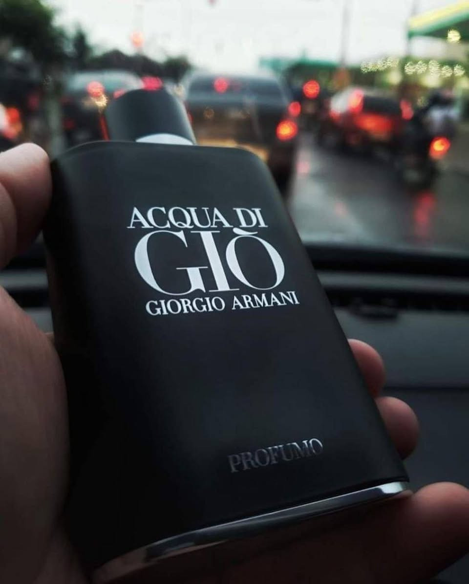 ✨ العطر الرجالي الاكثر طلبا 
عطر أكوا دي جيو بروفومو من جورجيو أرماني Acqua di Gio Profumo Giorgio Armani

عطر أكوا دي جيو بروفومو Acqua di Gio Profumo هو أحدث عطور دار جورجيو أرماني Giorgio Armani للرجال صدر مطلع هذا العام 2015 كأحد عطور الأروماتيك أكواتيك في قنينة سوداء اللون مع مكونات أكثر عبقا من الإصدارين السابقين (أكوا دي جيو ، و أكو دي جيو إيسنزا)

عطر اكوا دي جيو بروفومو Acqua di Gio Profumo

يحوي عطر أرماني الجديد أكوا دي جيو بروفومو Acqua di Gio Profumo مزيجا من البخور و رائة مياه البحر مع البرغموت و المريمية و الباتشولي.
الحجم. 100 مل


**إذا كنت صاحب هذا الإعلان وتريد حذفه لأي سبب، رجاءا أرسل رسالة إلى الدعم الفني**