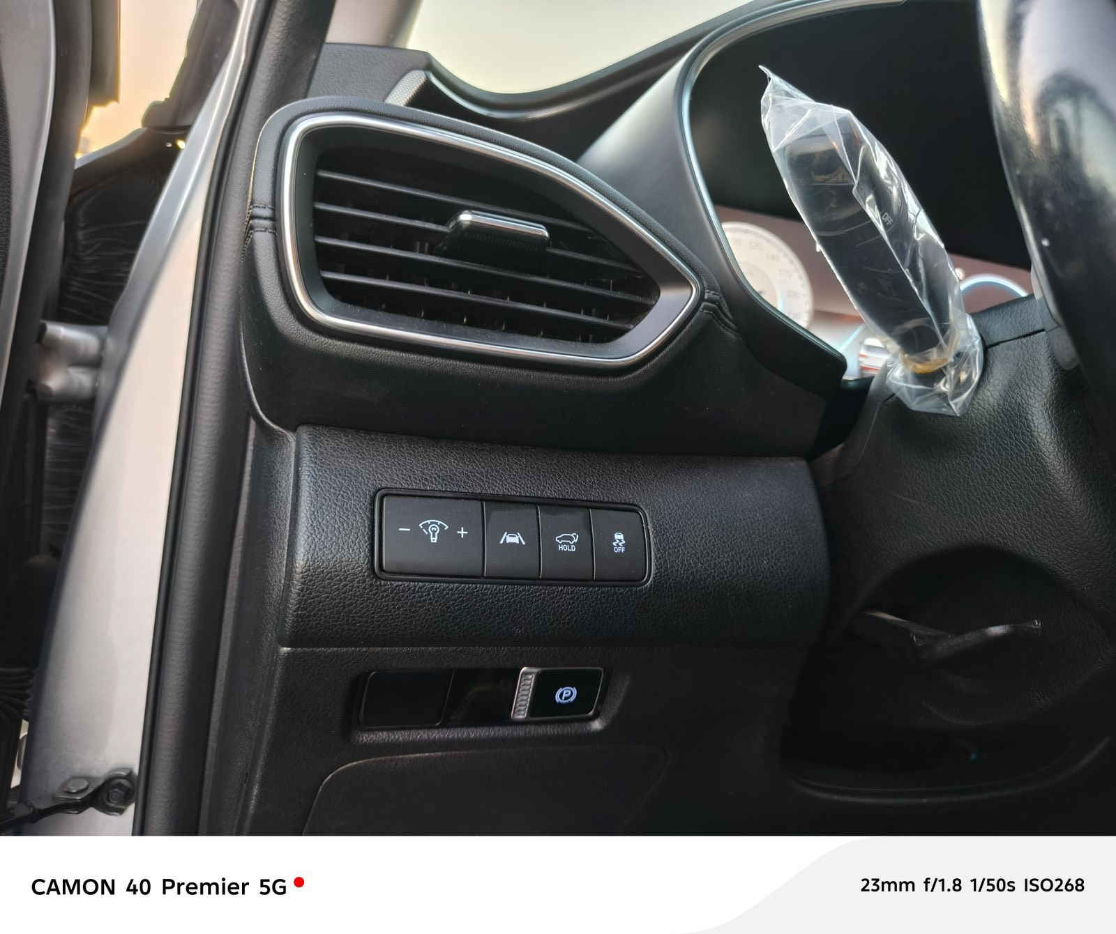 السلام عليكم
هونداي سنتافيا  ( موديل 2022الشكل الجديد  ) 
( موصفات) 
( محرك 2500  )
ضرر السيارة بسيط : (جاملغ وحافه البنيد ) لايتات رديترات بدنه بلوجكترات دعاميه بلادي (بلاديه )  

رقم اربيل  
 بأسمي وكالة تحويل مضون‎١٠٠٪
( موصفات  السيارة  )
بصمة + بصمة ابواب + صندوك بصمه 
شاشة  كبيرة  نضام car play لعرض الهاتف والخرائط
شاشه دجيتل تغير شكل واجه العداد 
انارة الداخل 
بصمة
تشغيل عن بعد بلادي اصلي
داخل مخمل  + مطعم كاربون فايبر  
رادار امامي توقف  تنبيه وتوقف تلقائي
رادار جانبي نقطة عمياء بلمري + اشاير بلمري
رادار خلفي عند رجوع السيارة توقف تلقائيا
كشنات مخمل   + كشنات تدفئه
تبريد بيانو  شاشة بيانو منفصل حار بارد
تبريد خلفي +منافذ  USB
دركة ستيرن خياط + جلدد
صندوك كهرباء 
هند بريك بصمه 
شفتات ستيرن 
كير دكم  + تجوة بلمقعد الخلفي
لايتات لد+لايت زنون 
ترايش على القمارة  بلادي  
دوسات بلادي  
اوتو هولد مساعد الازدحام 
نظام منع الخروج عن المسار  قيادة ذاتية 
اطفاء ذاتي عند التوقف السيارة
ثلالث وضعيات قيادة sports+normal+smart + فول تحكم ستيرن 
نظام كروز ذكي يقلل ويزيد السرعة حسب    
نضام اوتو لايت يعني العالي يشتغل بل ضلمه اوتو
شاشة عرض الاعطال  +  ترحيب 
السيارة جديدة جدا جاهزة وكاملة من سبير وارضيات وكتلوكات الشركة 
مكاني بغداد  البنوك 

***********
السعر ١٨٨
