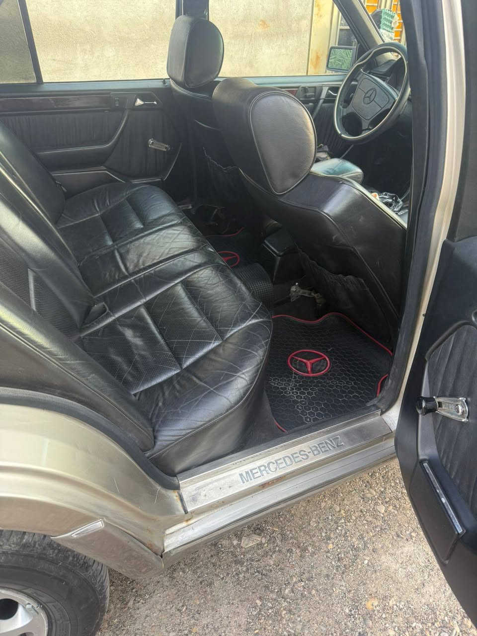 ماسدس دب البيع موديل 1993،
جاهزه ال خير من مكينه من حداديه كل جديد 
سعر وباقي تفاصيل على رقام ***********
