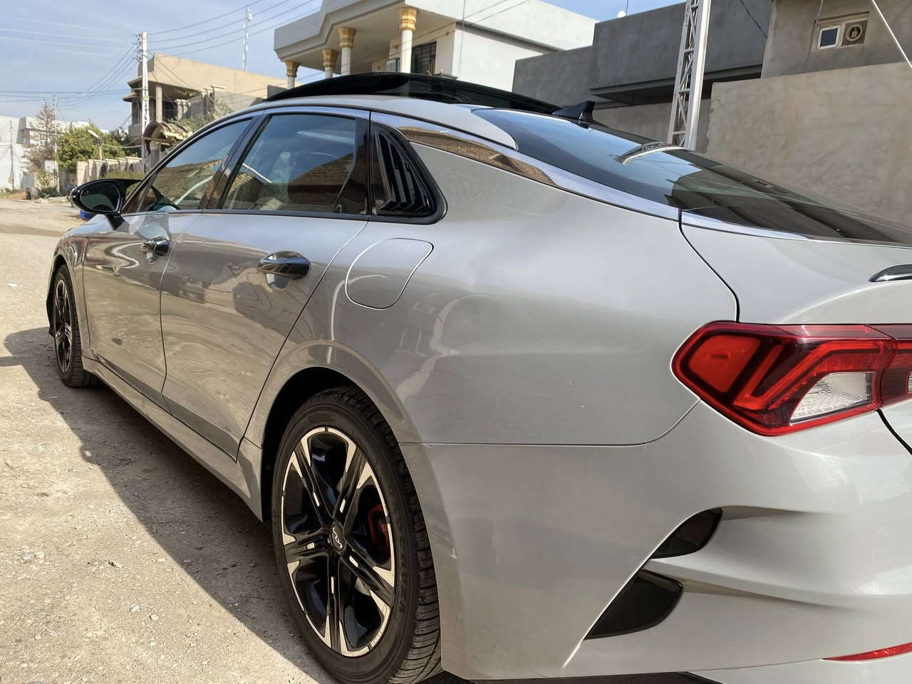 السلام عليكم 🌹
للبيع كيا K5
ماشية (114) كيلو متر 
الفئة جيتي لاين فول مواصفات 
الموديل 2022
رقم بغداد ( معوقين) سنة وتصير حرة 
الضرر بنيد صبغ + بابين عكس سائق صبغ
المواصفات 
1- حجم المحرك ٤ سلندر ١٦٠٠ تيربو 
2- كامره
3- رادار خلفي + امامي 
4- رادار جانبي مانع اجتياز 
5- بصمة ابواب + تشغيل عن بعد 
6- زنون عالي ناصي 
7- سقف بنوراما 
8- مقاعد جلد اصلي احمر مختوم جيتي لاين
9- اشاير بالمري 
10- مقعد السائق كهربائي 
11- هاند بريك بصمة 
12- تحديد مسار 
13- شاشة كبيرةً مع كامرة دوارة 
14- ستيرن رياضي حرف D مختوم جيتي لاين
15- مثبت سرعة 
16- شاحن هاتف 
17 - شاشة كار بلاي واندرويد 
18- ٤ وضعيات قيادة ايكو+ سبورت + سمارت + نورمل
19- فتح جنطة بصمة وعند الاقتراب 
20- قيادة ذاتية على خطوط البيضاء 
وباقي المواصفات معروفة في فئة جيتي لاين
ملاحظة مهمة // السيارة عليها ادامة كاملة تخم تاير + بلاكات وكالة + مجاول + هيدروليك القير 
السيارة تاخذها ماتصرف عليها ربع دينار ان شاءالله 
السيارة تاخذها مني شرط المكينة والكير 
وترايها للبصرة بشرط 
وبيها تعديل بسيط في الشاصي الامامي الايمن
اخي العزيز صور السيارة + الحادث + السونار موجود بالمنشور شوفهن وكلب على راحتك                               ( الوكالة تريد خاصة تريد عامة ) من صاحب السيارة 
صاحب السيارة معوق اخرس شاب 
***********
***********
السعر (( 150 )) وبيها مجال 
مكان السيارة ديالى
