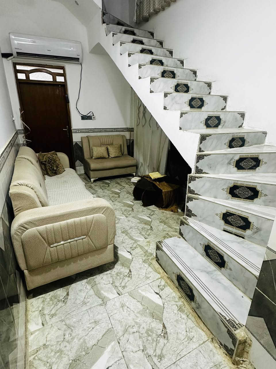 بيت للبيع مساحه 90 متر منطقة حجي عبد الثانيه بضهر جسر الزهور بيه غرفه ومطبخ وصحيات واستقبال وديوانيه سعره 90 وبيه مجال للاستفسار الاتصال على الرقم ***********
