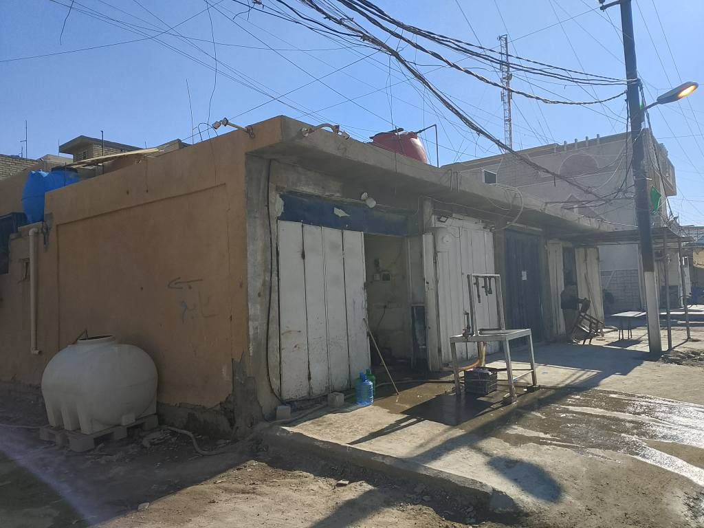 للبيع
المساحة  الواجه ١٦م. النزال. 5.5م اربع محلات مع باب درج الطابق الثاني جاهزة لبناء طابقين كهرباء مع الماء جاهزة
لتواصل *********** وبي واتساب بغداد, العراق
