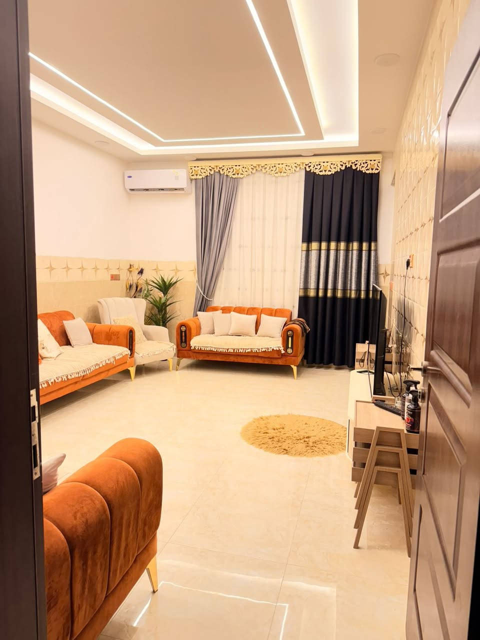 السلام عليكم 
الدار البيع 
الجانب الايمن حي مشيرفه الثانيه شارع 30الاول
مساحه 140
السعر 135
 رقم تلفون ***********
***********
