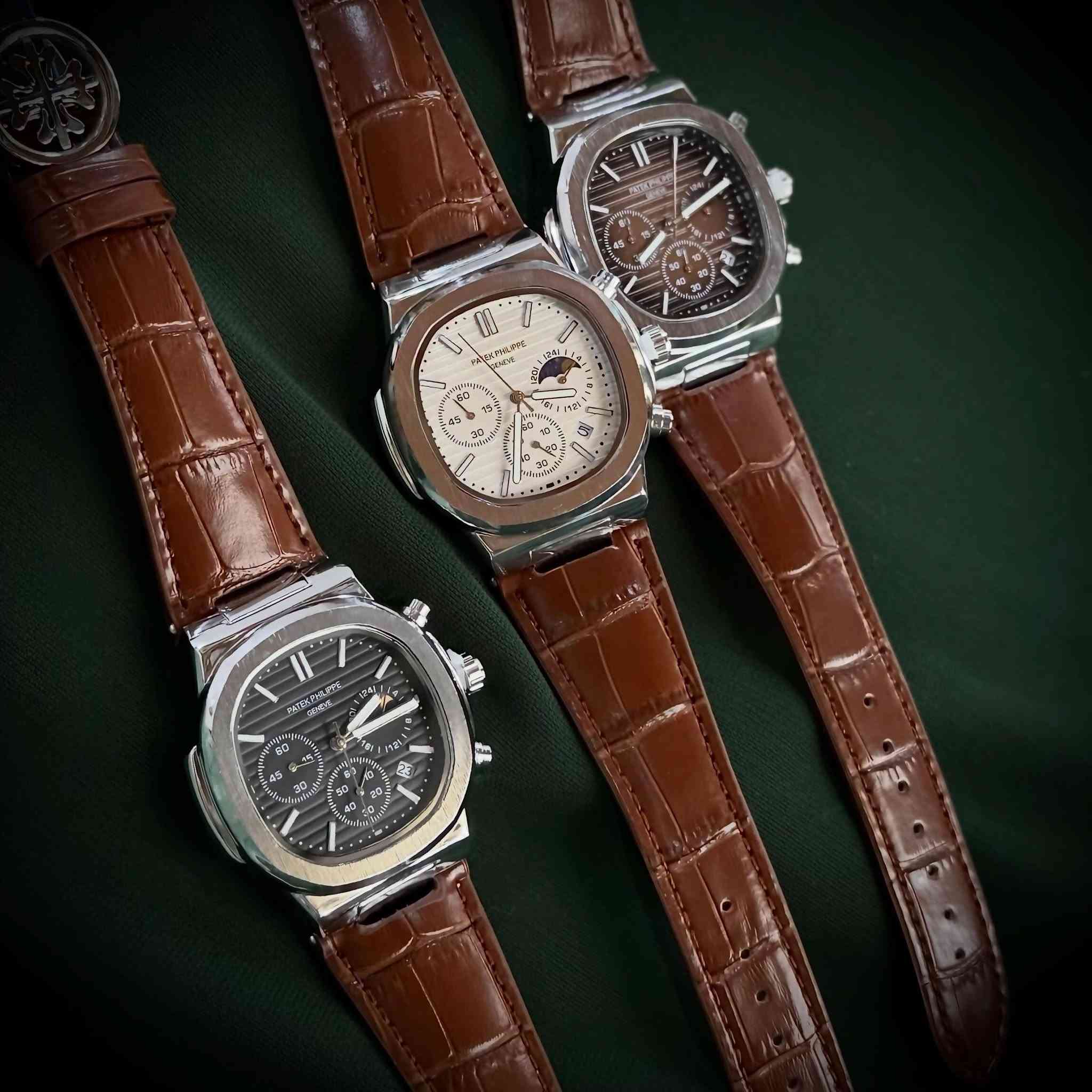 دكّة_الساعچي ⌚️
 .
طقم الاناقة توفر ✨
ساعة Patek Philippe مع محفظة جلد تفاصيل لوك مرتب في كل زمان ومكان 🔥
خامات مرتبة 
تصميم سبورت انيق 
مناسب للهدايا ✨
تفاصيل الساعة :
باتيك فيليب مكينة مكينة ياباني بامتياز
سوبر ماستر اصلي بضمان حقيقي مع كامل ملحقاتها
حركة ميكانيكية اوتوماتيكية 
السوار جلد طبيعي فاخر بلون اسود وبني 
مقاومة للماء 
سعر الساعة مع كافة الملحقات وكارت الضمان 55🔥 والتوصيل مجاني 🔥
سعر المحفظة 20 مع التوصيل 🔥
للحجز والاستفسار دايركت او على الواتساب 
يتوفر توصيل لجميع المحافظات 🚚
#العراق  #viral #trending #reels #luxury


**إذا كنت صاحب هذا الإعلان وتريد حذفه لأي سبب، رجاءا أرسل رسالة إلى الدعم الفني**