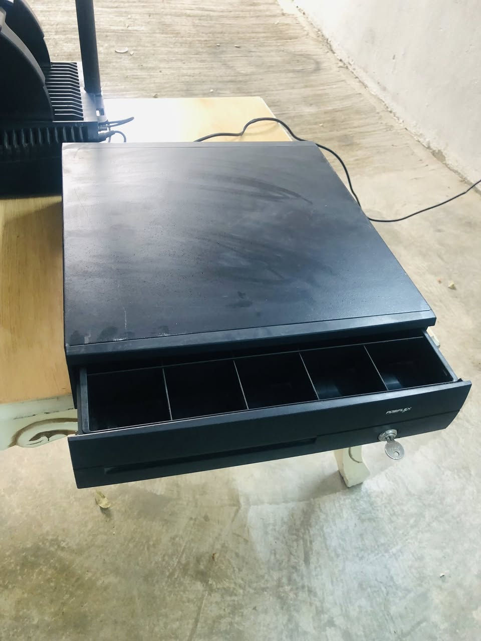 سڵاوی خوای گەورەتان لێبێ 
ئەم کۆمپیوتەرە لە گەڵ ئەو چەکمجەی پارەیە بۆ فرۆشتن 
کۆمپیوتەرەکە لەمسە هیچ کێشەیەکی نیە 
ئەوەی کە من شارەزایم لێی هەبێ ئەوەی کەمن بیستبێتم 
ئەڵێن بۆ (مۆڵوو،مەدعەموو،کافترا)و شتی وا بەکار دێ 
سەعریشی زۆر گونجاوە 
ژ.م***********
