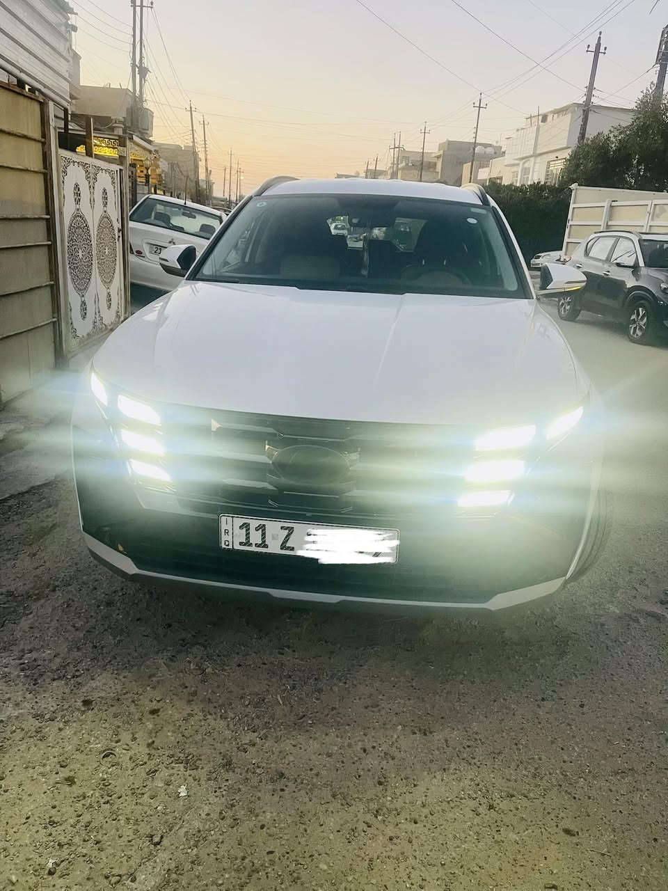 توسان ٢٠٢٥ زيرو خليجي . ضمان شركة الأولى ٥ سنوات . مرقم بغداد وثاني يوم التحويل . مواصفاتها فوول عدا الفتحة 
محرك ٢٠٠٠ 
بصمة  وتشغيل عن بعد 
كراسي كهرباء 
صندوق كهرباء 
تبريد بالكشنات 
تدفئ بالكشنات 
ويل ١٩ 
بردات خلفية 
شاشة كبيرة متصله 
تبريد خلفي 
مانع انزلاق ومانع انحدار 
مري ترحيب وشفط 
شاحن واير لس 
هاند بريك بصمة 
اوتو هولد 
حساس أمامي وخلفي 
كامرة دوارة 
حساس تاير 
دشبول دجتال متغير 
لايت زنون متحرك 
داخل ابيض 
فول تحكمات استيرن 
ايرباكات 
السيارة زيرو ماشية 15  الف  رقم السياره بغداد 
ملاحظه: الكشنات مغلفة جلد والارضيات مغلفه الابواب 4 مغلفه نايلون حفاظ من الشخوط بيها مجال بسيط 
السعر 227$ بيها مجال بسيط السيارة جديدة جدا الحمد لله 
اتصال + وتساب 
*********** مكان السيارة العامرية
