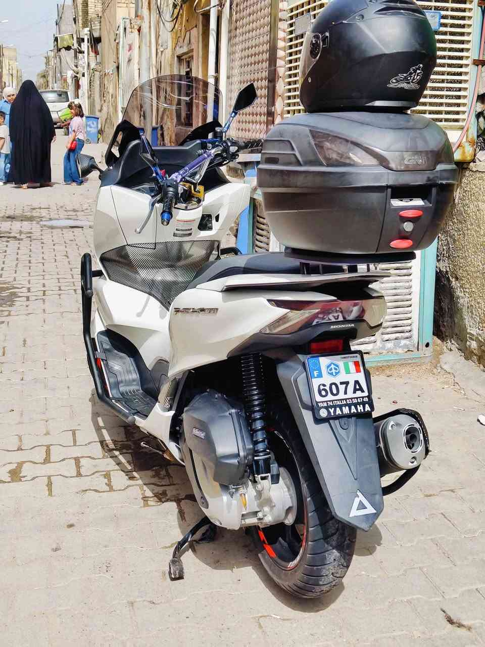 سلام عليكم شباب دراجه للبيع 
ياباني KF اصلي ماشيه ١٦الف يعني زيرو
مكفولة كفالة عامه وبيه تزويد مرتب فول 
مكاني بغداد مدينة الصدر 
رقم ***********
