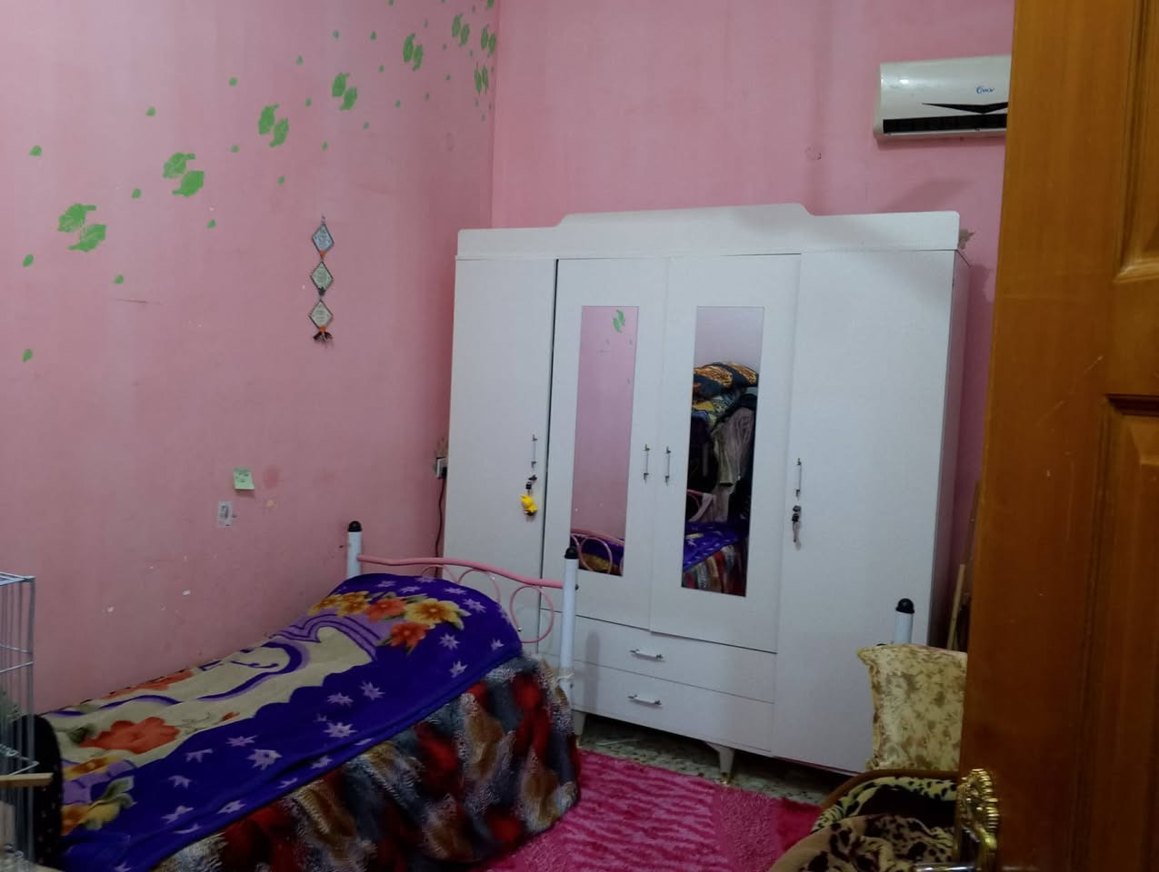 للبيع 
بيت بحي الصدر بناء 2020 المساحة 136 حقيقي  الشارع الي بظهر فرح مول  بالضبط 
طابقين 
الطابق الاول براني ومطبخ وهول وغرفتين وصحيات وتهويات اثنين وطارمة صغيرة 

الطابق الثاني غرفتين وصحيات وبيتونه كاملات 

اضافة الى باقي المساحة مبني فوكهه قاعة جبيرة واصلة للسكف تصلح تصير شقة معزولة عن البيت للاستثمار 

يدزلكم الصور او اذا تحبون تشوفون البيت


**إذا كنت صاحب هذا الإعلان وتريد حذفه لأي سبب، رجاءا أرسل رسالة إلى الدعم الفني**