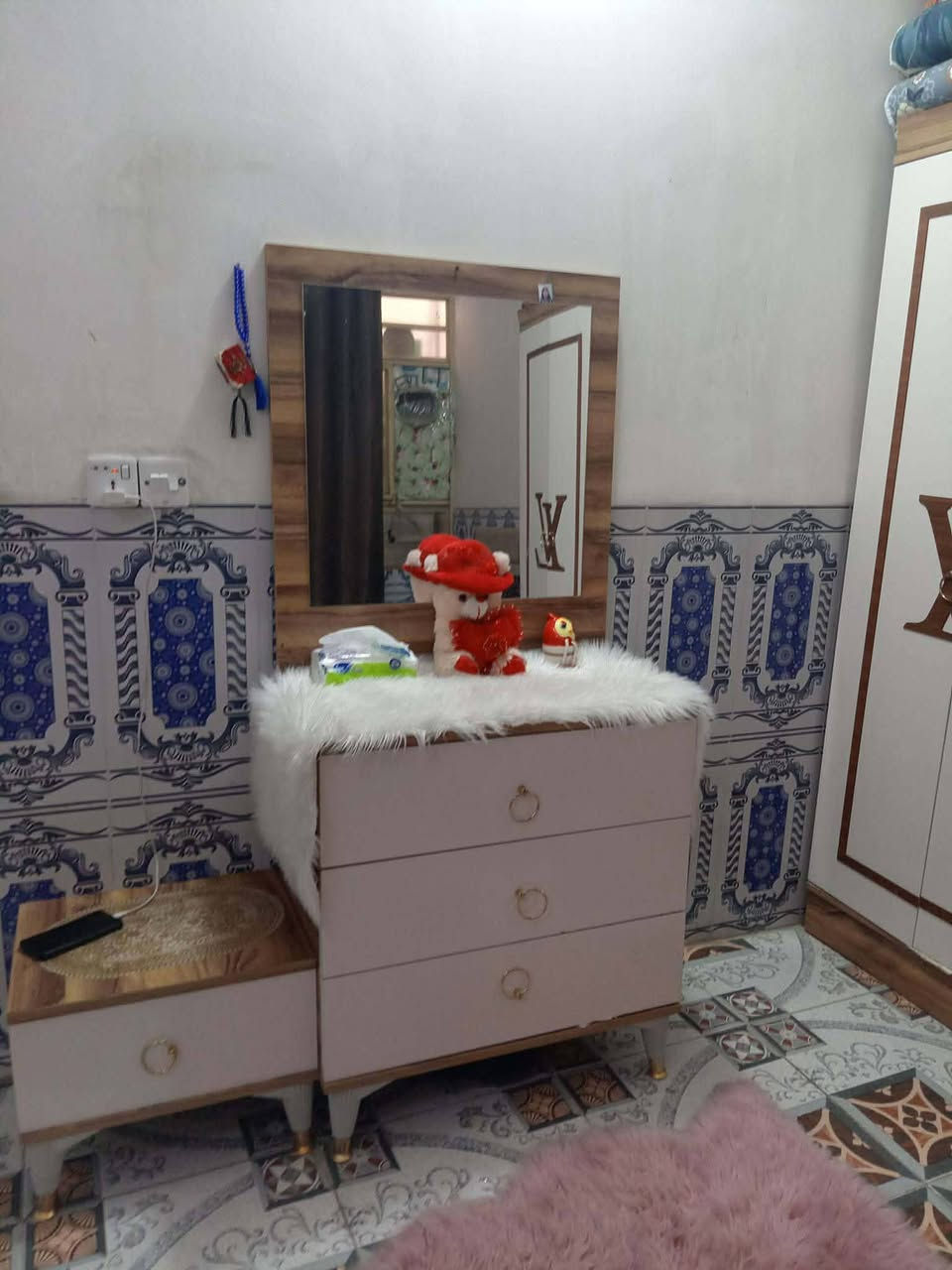 السلام عليكم غرفه تركيه نضيفه للبيع 
مكان كربلاء شارع ابو طالب السعر 300 و بيه مجال 
موبايل ***********
