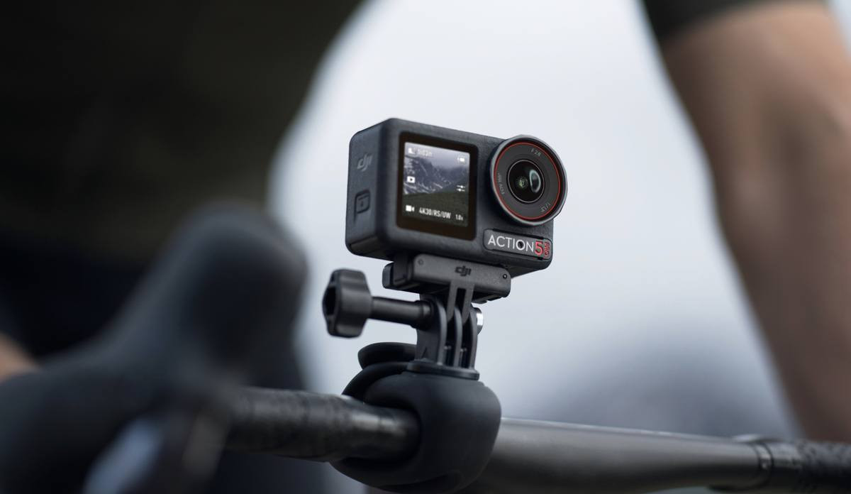 DJI Osmo Action 5 Pro (Adventure Combo) – القمة. 🎥🔥
الكاميرا مصممة لمن يعرف قيمتها في الميدان، سواء كنت على دراجة، في رحلة تخييم، أو تصنع محتوى احترافي.

المواصفات:
_ تصوير 4K بوضوح عالي.
_ شاشات OLED لمس من الأمام والخلف
_ ضد الماء لعمق 20 متر بدون كفر.
_ الأداء: أفضل حساس (Sensor) في فئتها لتصوير ليلي ونهاري.
_ الثبات: تقنية RockSteady تجعل التصوير وكأنك تستخدم مانع اهتزاز خارجي.
_ مدى ديناميكي (Dynamic Range) عالي يخلي الألوان حقيقية.
_ تتبع الوجوه والتركيز السريع جداً.
_ ميزة الجي بي أس (GPS) المدمجة لبيانات السرعة والمسار.
_ المحتويات: نسخة الكومبو الكاملة.
3 بطاريات 
حافظة الشحن
كيبل الشحن
 عصا سيلفي الاصلية 1.5 متر
درع حماية
 ملحقات التثبيت 

( الكاميرا جديدة بالكارتون وكاملة بكافة ملحقاتها )

📍 الموقع: [ الفلوجة ]
💰 السعر: [ 600 ] 
 للتواصل: [ خاص ]


**إذا كنت صاحب هذا الإعلان وتريد حذفه لأي سبب، رجاءا أرسل رسالة إلى الدعم الفني**