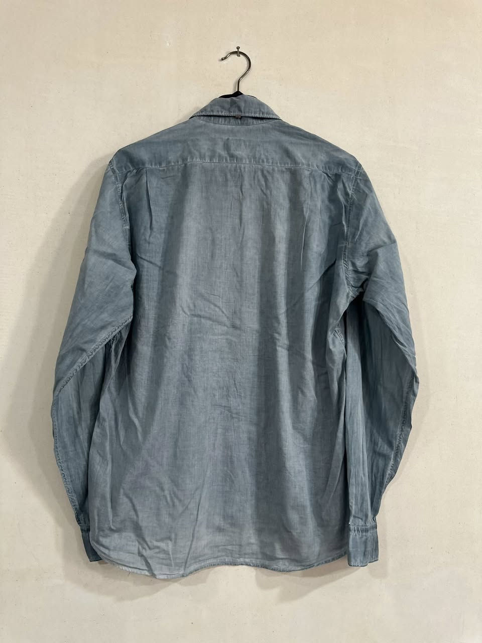 Hugo Boss
قميص أنيق بجودة عالية، مناسب للّبس اليومي والمناسبات الخفيفة.
يتميّز بلونه السمائي الهادئ الذي يعطي إطلالة راقية وعصرية.

📌 المواصفات:
• القياس: M
• اللون: تركوازي 
• الخامة: بهاري ناعمة ومريحة
• النظافة: 100% (بحالة ممتازة)

💰 السعر: 10 فقط

خيار ممتاز لمن يبحث عن الأناقة بسعر مناسب 🌟


**إذا كنت صاحب هذا الإعلان وتريد حذفه لأي سبب، رجاءا أرسل رسالة إلى الدعم الفني**