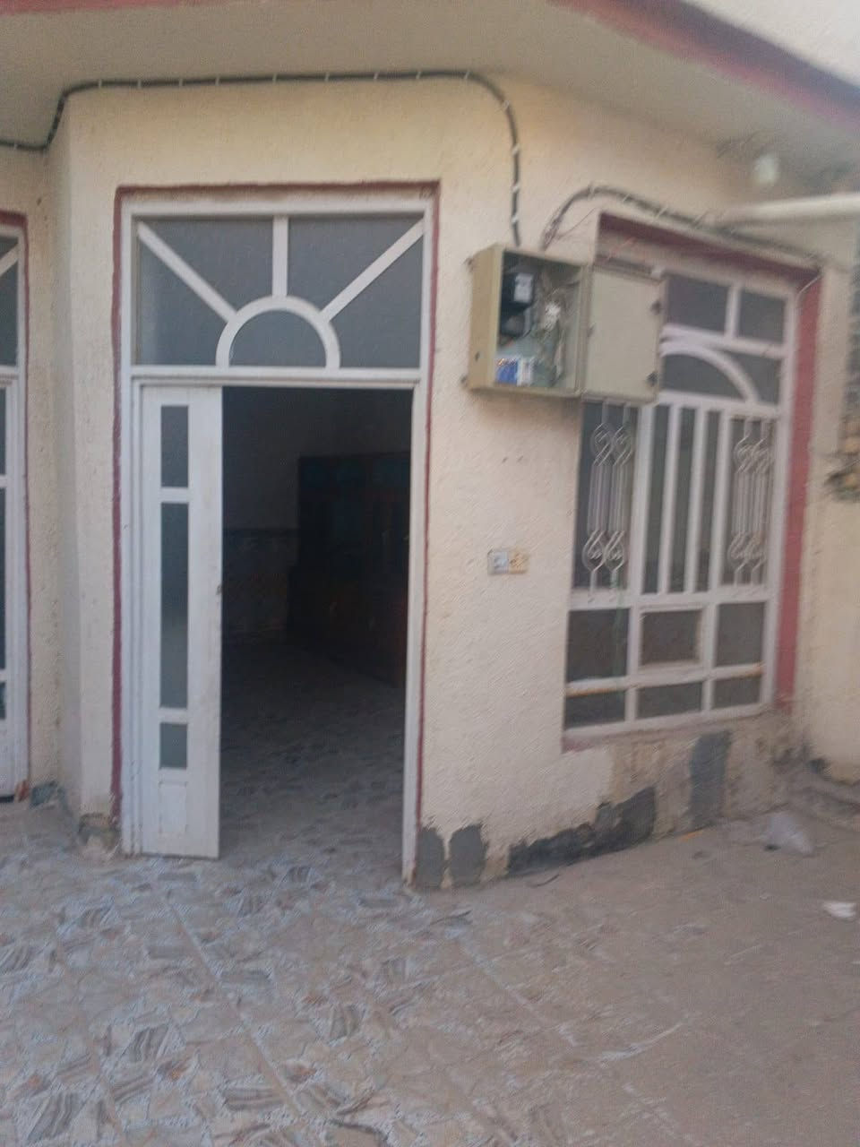 السلام عليكم ورحمة الله وبركاته
دار طابو صرف مساحة ١٢٠ متر  
طابق واحد 
يحتوي على غرفة وصالة ومطبخ وصحيات خارجية وداخلية 

بناء ٢٠٢٢  
الموقع :حي العسكري _ شارع ٨٠ خلف مخبز مهند 
للبيع او مراوس ب قطعة 
للاستفسار الاتصال: 
*********** 
او مراسلة الأمين للعقار
