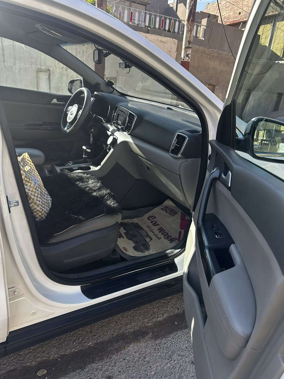 حياكم الله 
كيا سبورتج 
موديل 2017
خليجي بيه باب صبغ 
ماشية 🚶‍♀️ 170 الف
سيارة جديدة وجاهزة 
السعر 148 قفل 
وبالعافيه على ياخذها 
وبيه سونار حديث 
موبايل ***********
