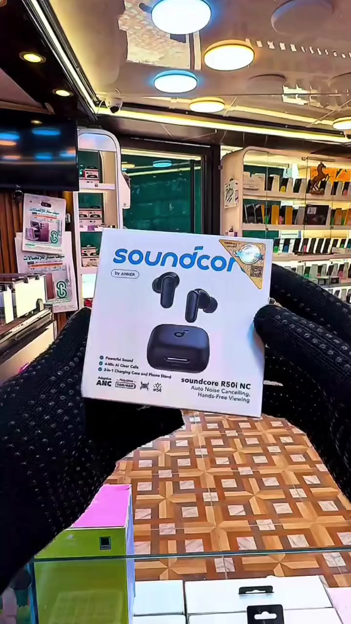 #نجف الاشرف #قريةالغدير  ​🎧 مواصفات سماعة Soundcore R50i NC (بواسطة Anker)
​تعتبر هذه السماعة النسخة المطورة والذكية التي تمنحك هدوءاً تاماً وتجربة استماع احترافية.
​🌟 أهم المميزات:
​إلغاء الضوضاء النشط (Adaptive ANC): تقنية عزل ضوضاء ذكية تتكيف مع المحيط لتقليل الضجيج بنسبة تصل إلى 90%.
​عمر بطارية جبار: استماع متواصل يصل إلى 10 ساعات للشحنة الواحدة، ومع علبة الشحن يصل المجموع إلى 45 ساعة.
​علبة شحن 2 في 1: العلبة ليست للشحن فقط، بل مصممة لتعمل كـ ستاند (مسند) للموبايل لتشاهد فيديوهاتك المفضلة بدون استخدام يديك.
​جودة اتصالات عالية: مزودة بـ 4 ميكروفونات تعمل بتقنية الذكاء الاصطناعي (AI) لضمان صوت نقي وواضح أثناء المكالمات.
​مقاومة للماء: تأتي بمعيار IP54، مما يجعلها مقاومة للغبار ورذاذ الماء والعرق (مثالية للرياضة).


**إذا كنت صاحب هذا الإعلان وتريد حذفه لأي سبب، رجاءا أرسل رسالة إلى الدعم الفني**