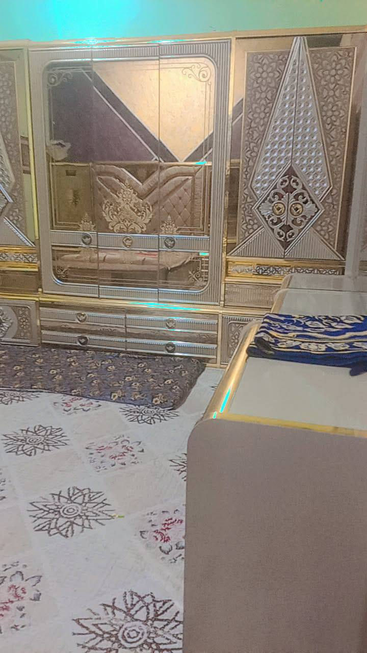 غرفة اخشاب للبيع نضيفه 
السعر مليون و500 وبيها مجال 
للتواصل ***********
