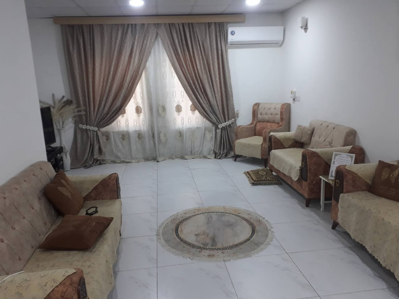 السلام عليكم 
بيت للبيع مجمع الزهراء السكني مساحة كبيرة ٣٥٥ ركن طابق واحد يحتوي غرفتين نوم واستقبال ومطبخ ومجاميع صحية موقع مميز مقابيل حديقة كافة الخدمات متوفرة 
تبليط مجاري كهرباء ذهبي مدرسة ابتدائية 
مطلوب مبادرة تقريبا ٩٠ 
قصد ٤٦٠
يرهم مراوس جزائر أو حي المعلمين 
تواصل ***********
أو ماسنجر
