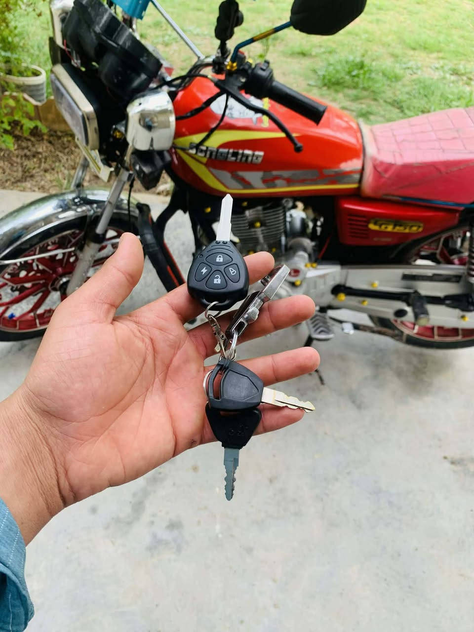 السلام عليكم ورحمه الله وبركاته
للبيع دراجه سفانه (سونك لنك)موديل 2024 اوراق   دراجه مكفوله كفاله عامه من محرك من كهربائيات من نضافه من كلشي كامله مكمله
ملاحضه : الشاشه مالتهه طافيه  
مكان الدراجه بغداد اللطيفيه الجسر السابع 
رقم الهاتف :***********
السعر : 575 بيهه مجال حك الجيه
