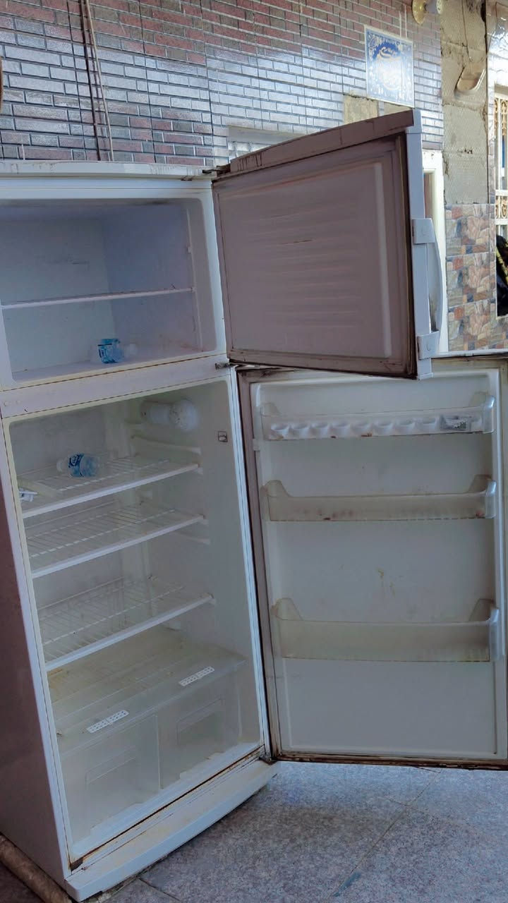 ثلاجة للبيع جديدة بس تبريدها مو قوي شتنطوني بيها ابيعها. ديوانيه حي الجزاىر.  ***********
