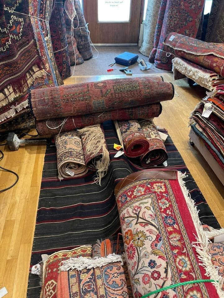 سلام عليكم الي عنده زوالي قديمه مال الاول اني اشتري ساعات قديمه عملات قديمه شيش قديمه شيش قديمه لوحات قديمه مسكوكات قديمه اني اشتري نتصل او خاص ***********
