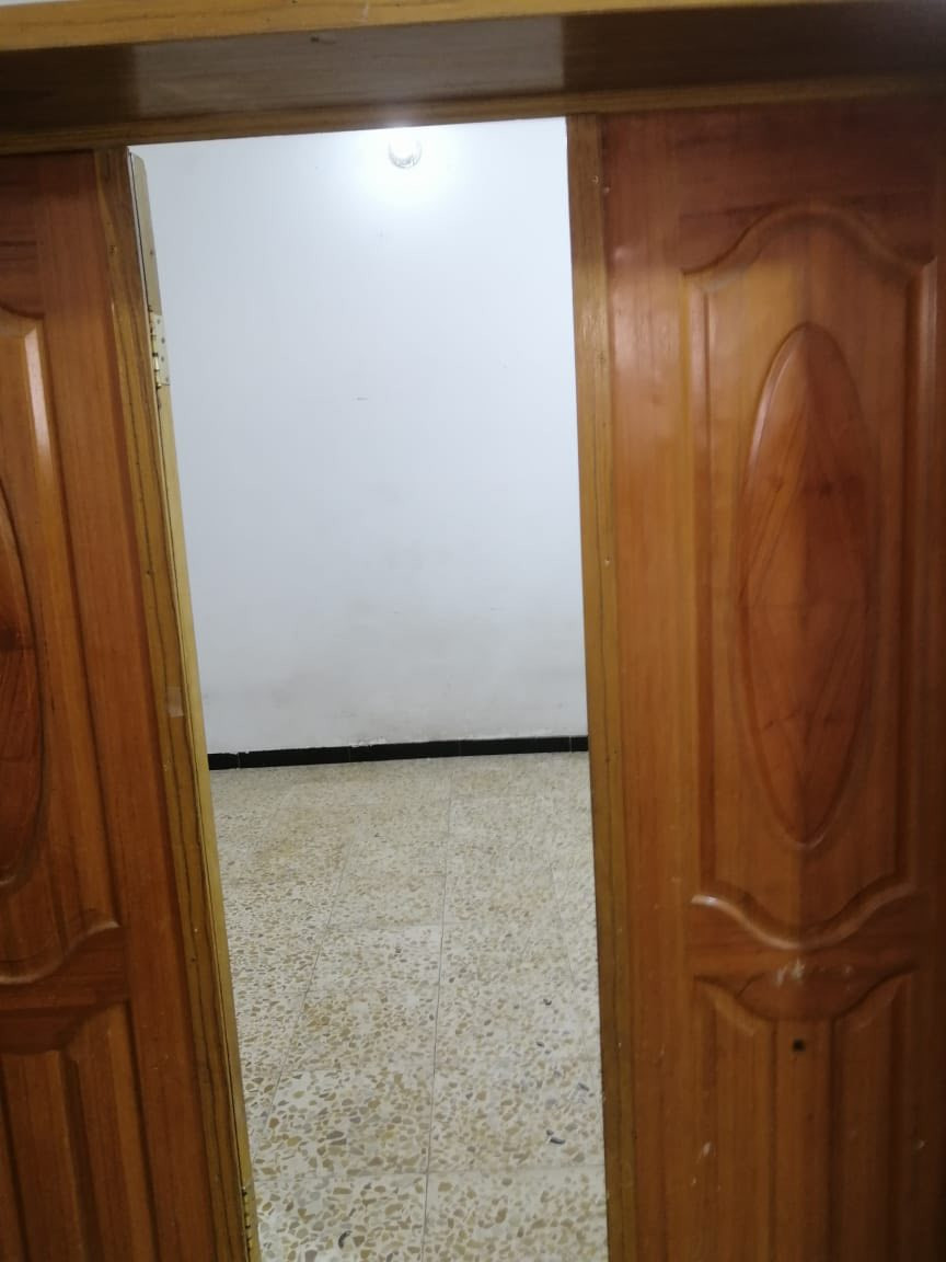 🏠 دار للإيجار
📍 الموقع: شارع أبو طالب، قرب أسواق اللؤلؤة
📐 المساحة: 50 متر
💰 الإيجار: 250 ألف

يحتوي على:
🛏️ غرفة نوم
🛋️ صالة
🍽️ مطبخ غربي
🚿 صحيات
🌤️ سطح

موقع هادئ وقريب على الأسواق والخدمات 🌸
📞 للاستفسار: ***********
