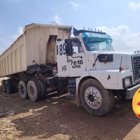 من رخصت الكروب سياره فالفو للبيع مكفول كفاله عامه مكينه وكير وشاصي تخم...