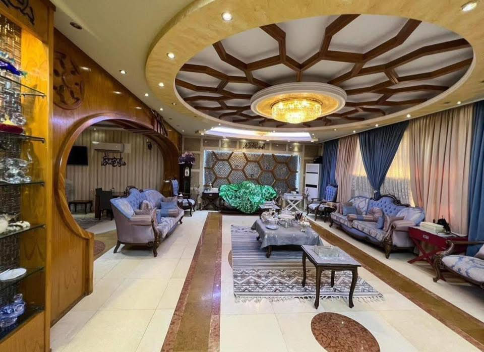 🔱 دار لـلبيع فـي الـجـادريــة مقابيل البنك المركزي 🔱

الموقع :📍 الـجـادريــة ثـانـي عقار من شارع مقابل البنك المركزي .

♦️الـمـسـاحـه : 642 متر

🔴الـواجـهـة : 22،5 متر

🔷 سـنـه الـبـنـاء 2018 

🔶  سـنـد الـعـقـار  مـسـتـقـل
  
🔗 يـتـكـون الـدار  مـن :

 كـراج - حـديـقـه - مـسـبـح

 وصالات و غرف نوم عدد 9 مطبخ  عدد 3 حمام عدد 8

- للاستفسار والطلب يرجى التواصل على الارقام التالية :

الـمـهـنـدس عــمـر الــزيــدي 

  📞     ***********     -     ***********

نـسـتـقـبـل كـافـه العروض التجاريه والسكنية في الكراده والجادريه والعرصات 

عنوان الشركة دار السلطان في العرصات الهندية مجاور فندق بلوم
